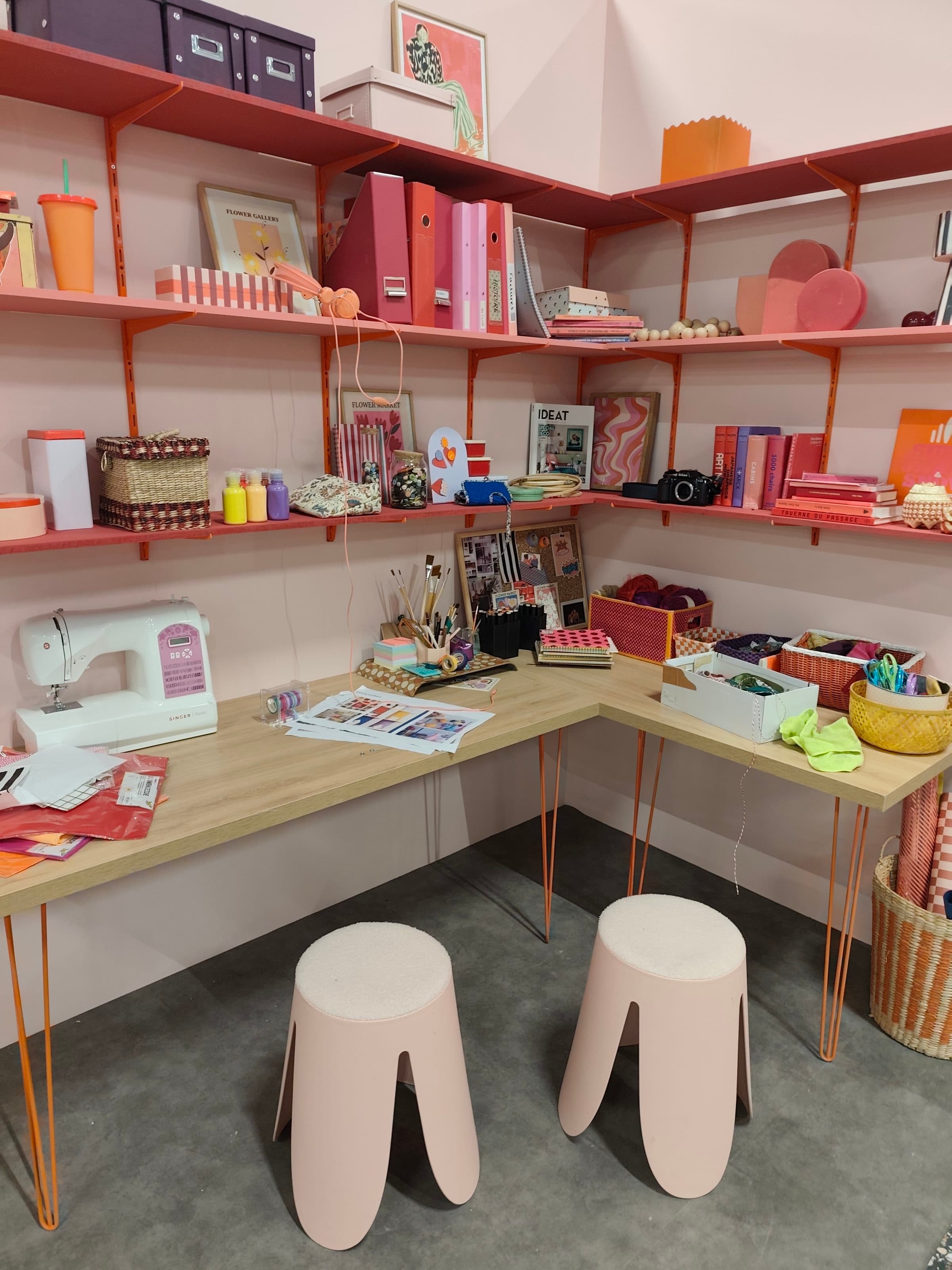 Coin atelier avec étagères corail et plan de travail en bois