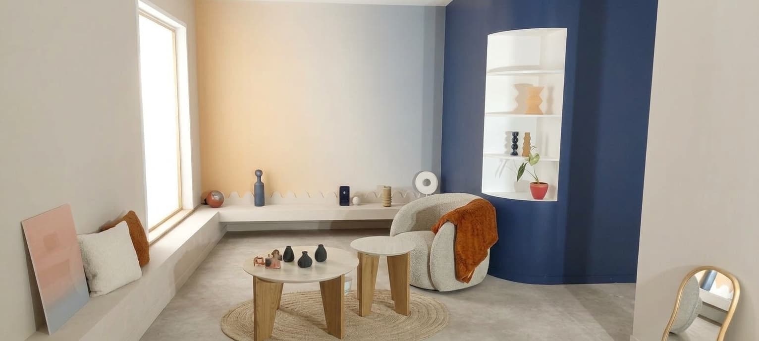 Salon contemporain avec mur bleu profond et niche arrondie
