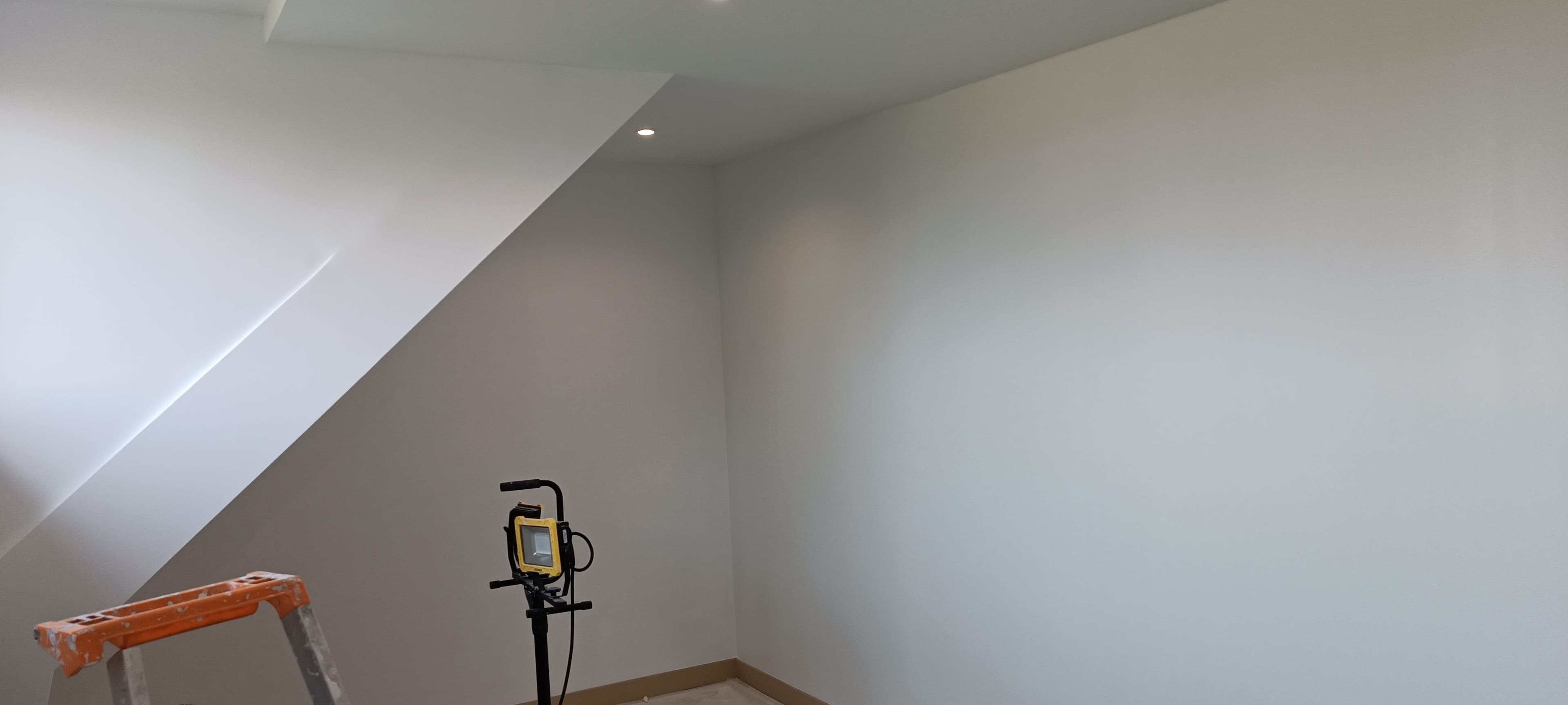 Mur sous pente blanc avant travaux
