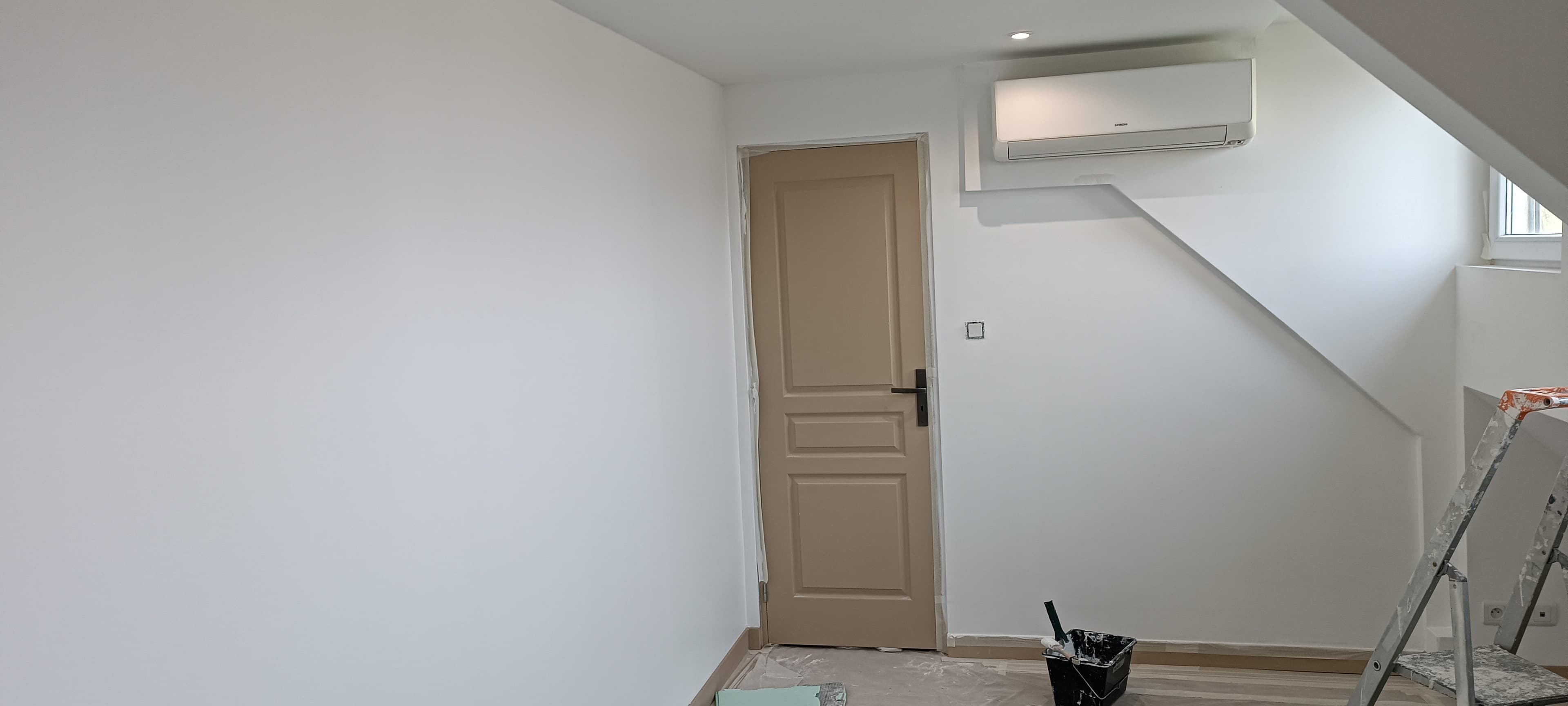 Mur côté porte blanc pendant les travaux