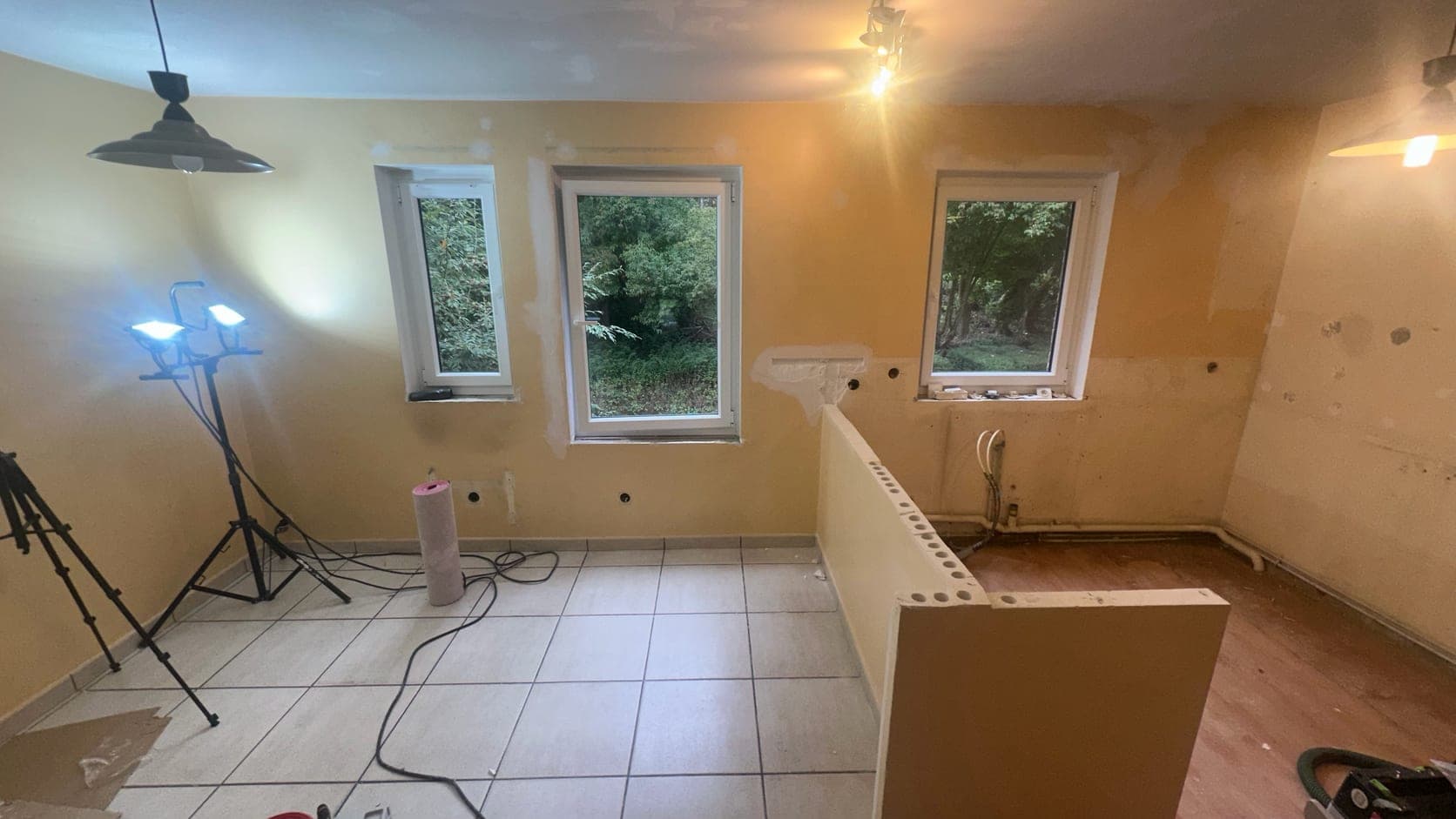 Cuisine en chantier avant travaux, murs à reprendre et sol carrelé