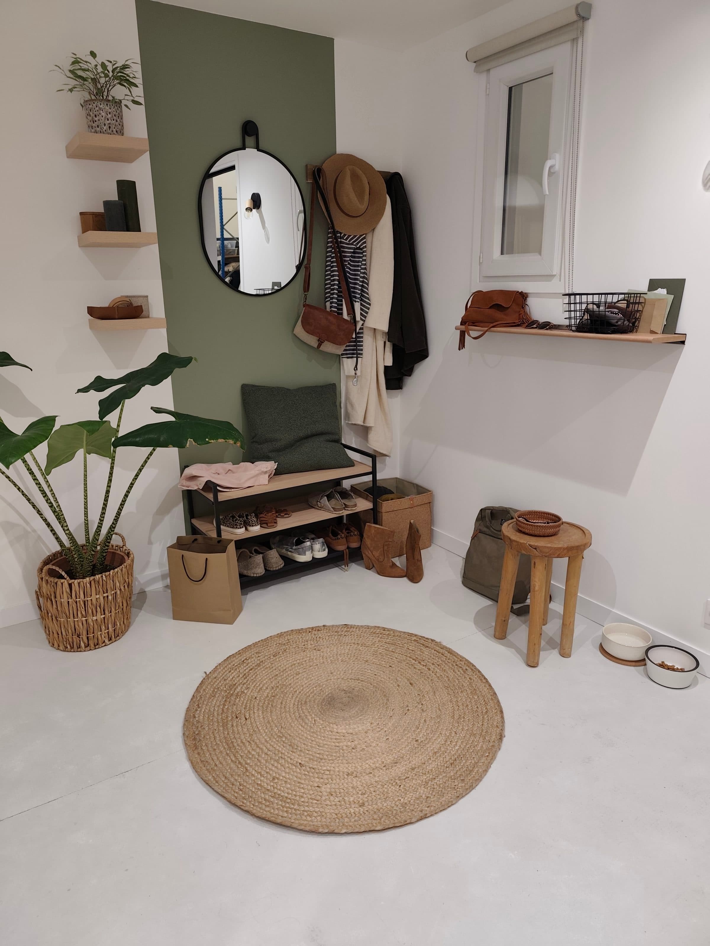 Entrée aux matières naturelles : jute, bois clair, plantes et vert sauge