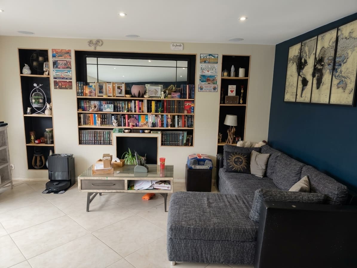 Séjour avec bibliothèque intégrée dans des niches et mur bleu