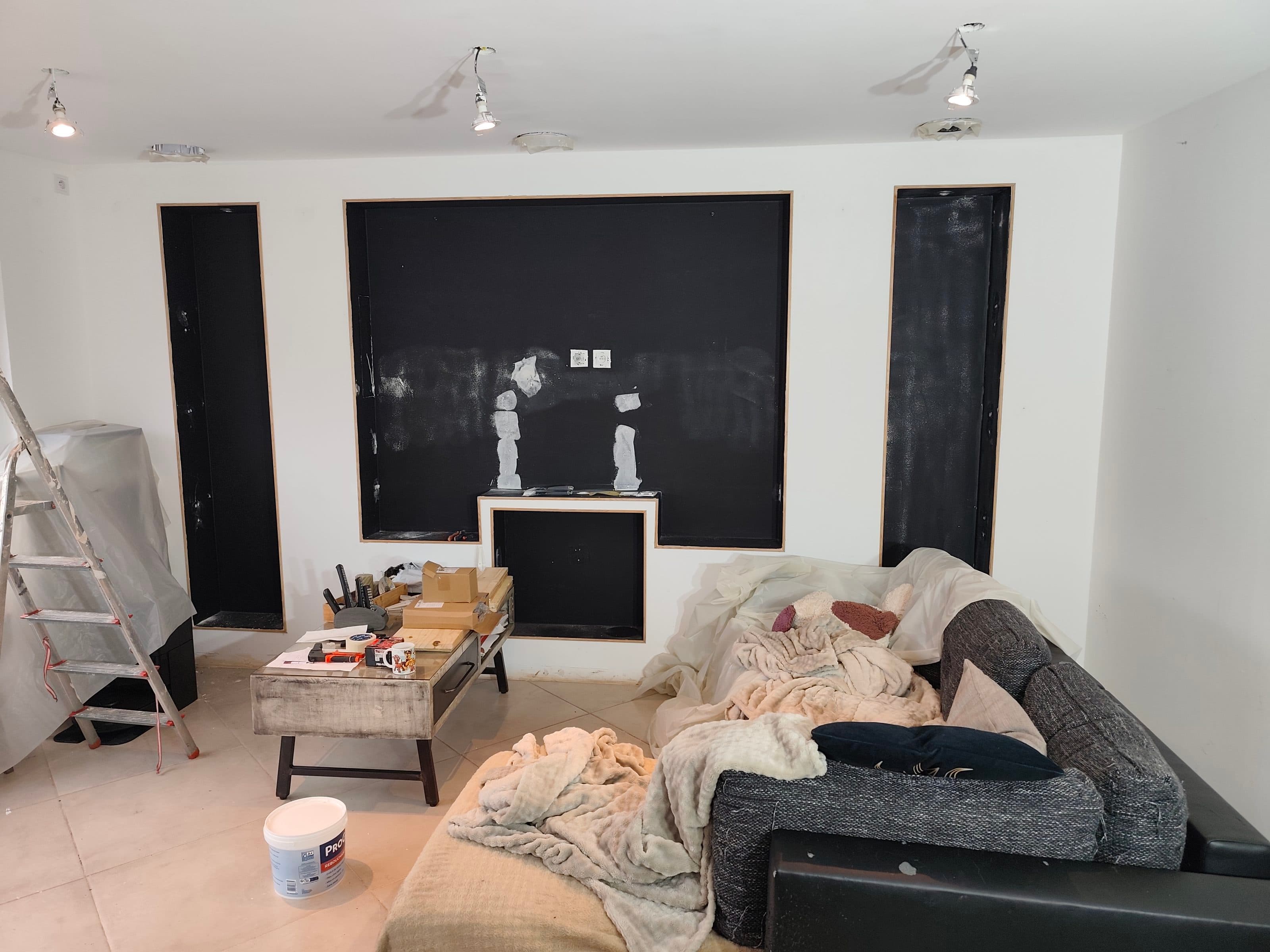 Mur à niches pendant le chantier, avant peinture