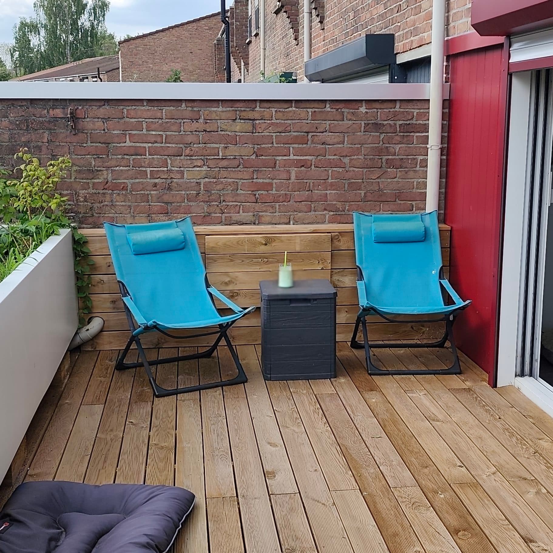 Terrasse en bois avec deux transats bleus