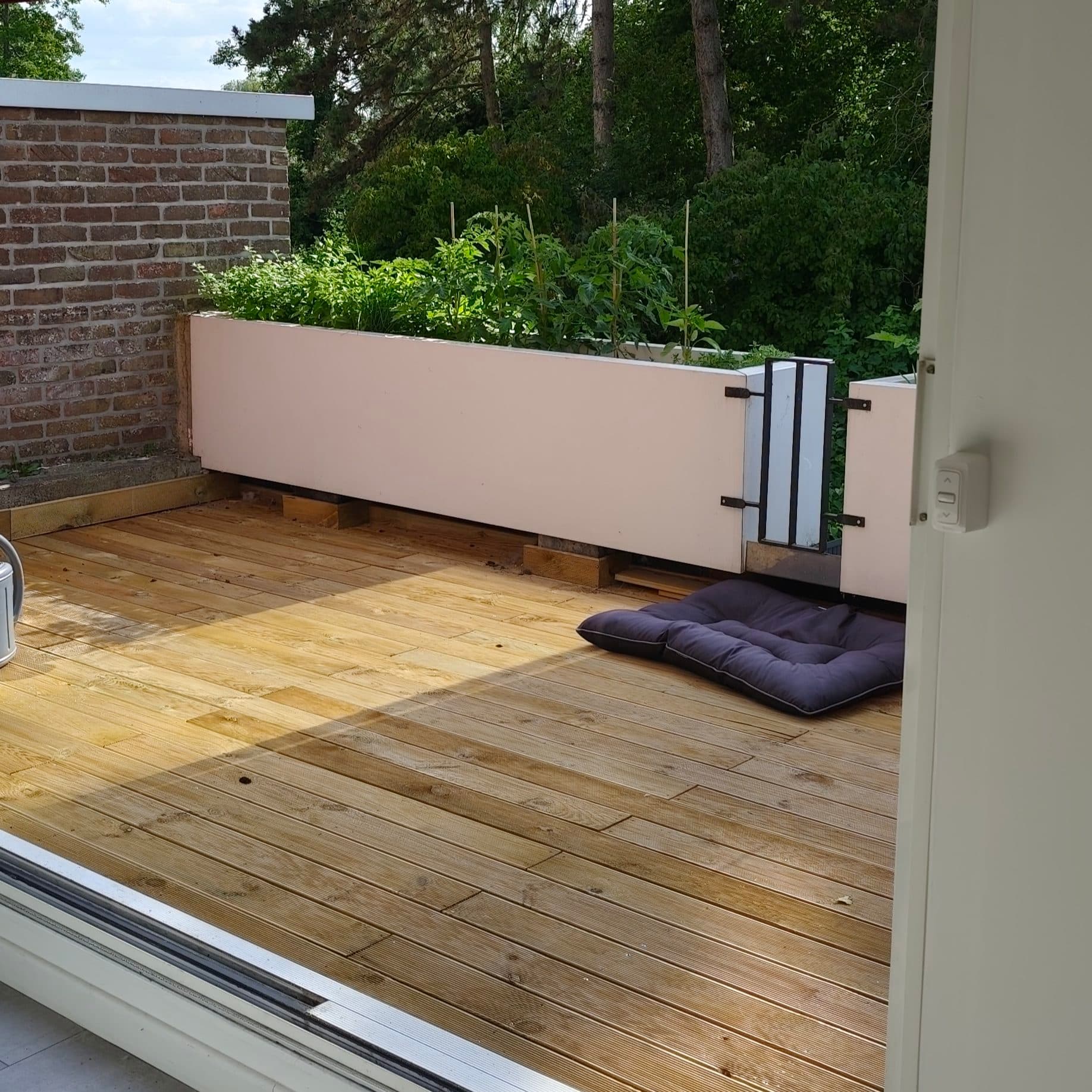 Platelage en bois sur une terrasse, le long des jardinières